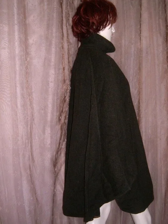 Moessmer Wool Green Vintage Walking Cape - Picture 9 of 17